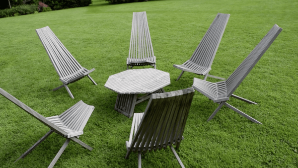 Un ensemble de chaises et table apéritive extérieure