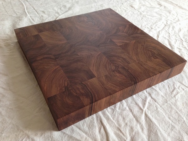 Petite planche à découper en bois debout