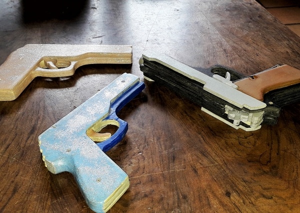 Pistolets à élastiques chantournés