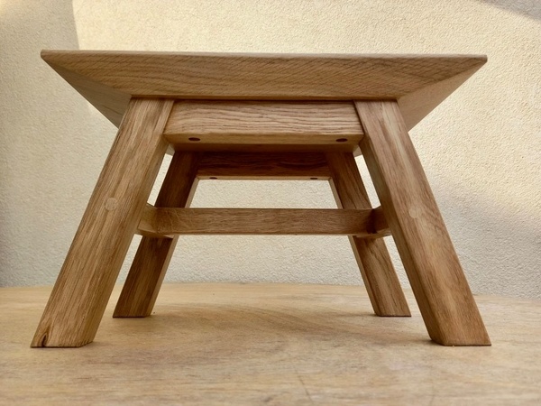 Tabouret bas. Chêne.