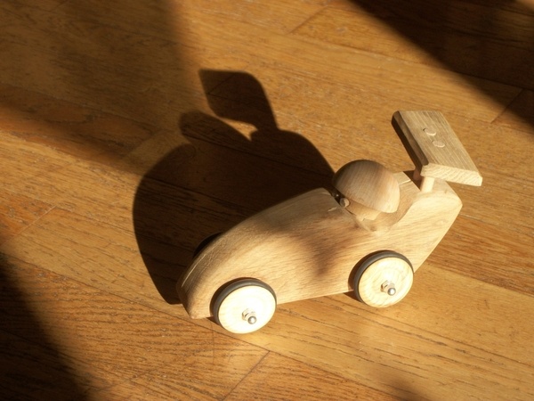 Petit bolide F1 en chêne
