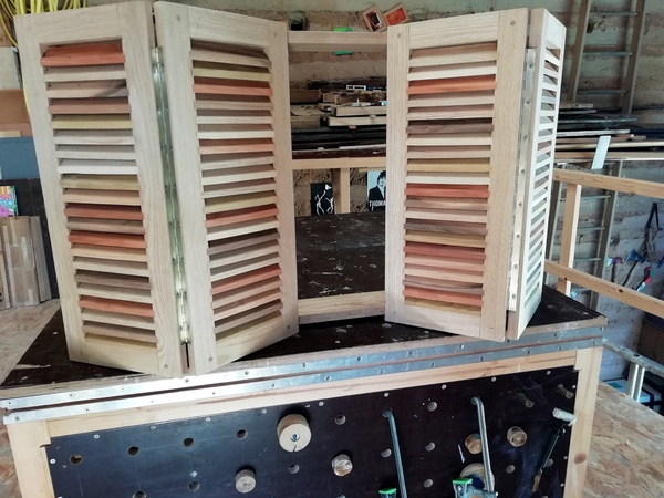 Volets à persiennes.