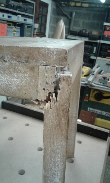 Restauration d'un pied de chaise.