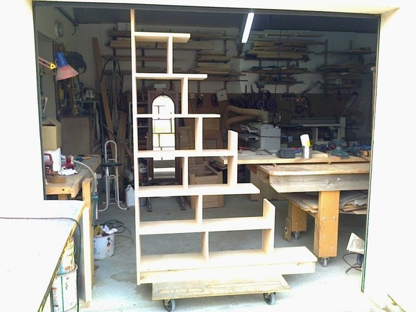 Bibliothèque sous escalier