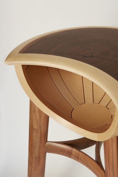 Guéridon composé d'une calotte d'assemblage