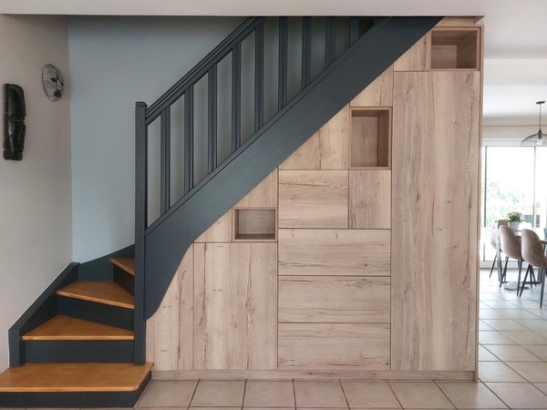 Aménagement sous escalier avec niches intégrées !