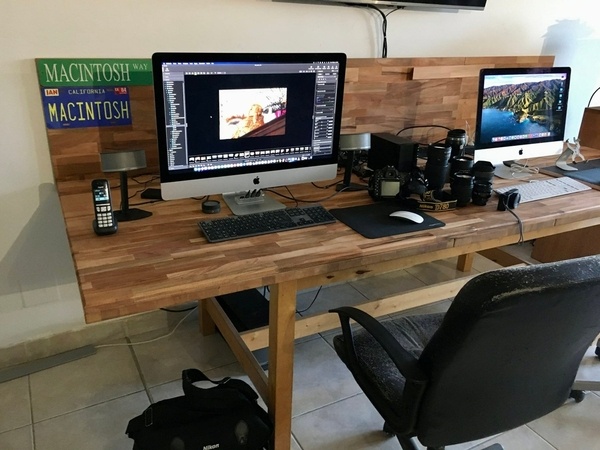 Une grande table transformée en bureau