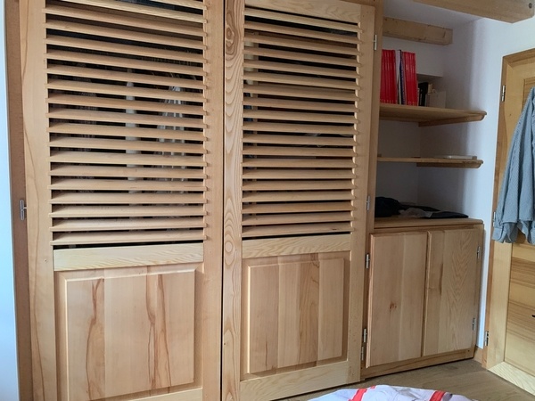 Placard en frêne, portes persiennes.