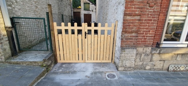 Création d'une barrière à double battant sur le côté de ma maison.