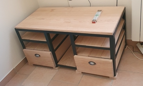 Meuble tv avec une structure métallique