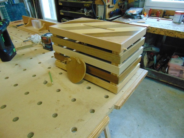 Le coeur sera pyrogravé aux initiales des jeunes mariés et accroché par une ficelle aux traverses.