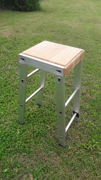 Une échelle et du chêne ... L'improbable tabouret!