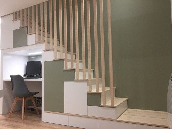 Un escalier-bureau pour mezzanine