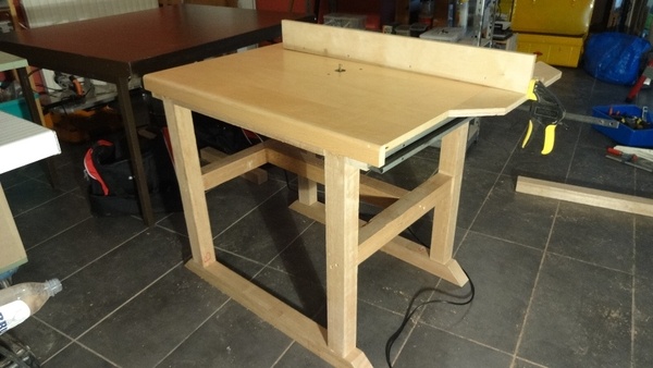 Piètement et système de réglage pour défonceuse sous table
