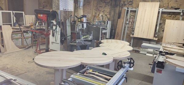 Tables rondes croissant de lune .