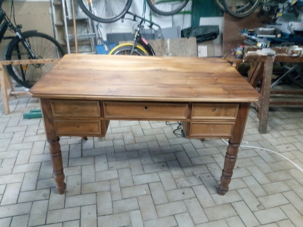 Restauration d'un bureau en noyer