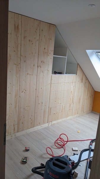 Un dressing, melaminé blanc et façade en tripli épicéa, première et dernière fois !!!