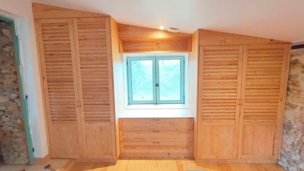 Dressing en châtaignier et parquet