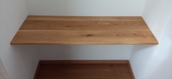 Plateau de bureau suspendu sans prétention