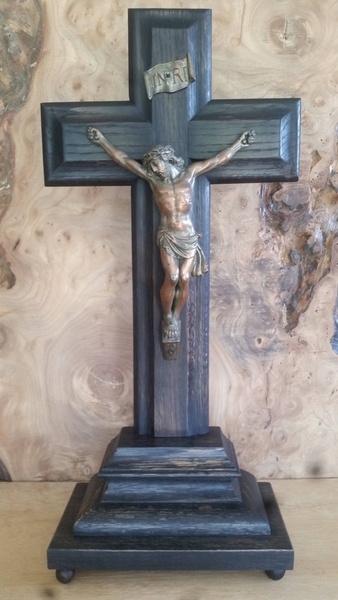 Assemblage en croix à mi-bois et moulures aux outils à main