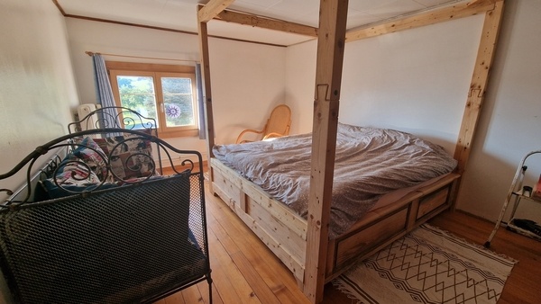 Lit baldaquin en vieux bois