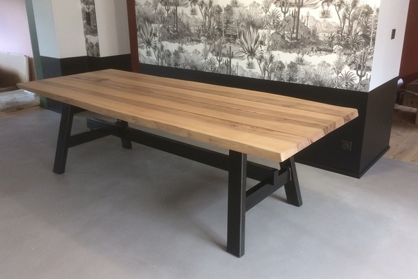 Table de salle à manger - noyer et acier