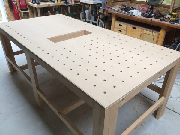 Une grande table de travail pour mon atelier