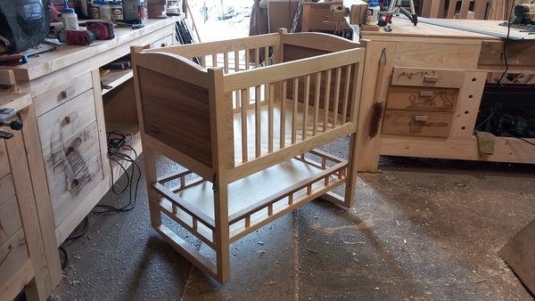 Berceau en Noyer et Frêne