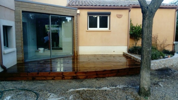 La terrasse finie. La nuit tombe malheureusement pour la photo