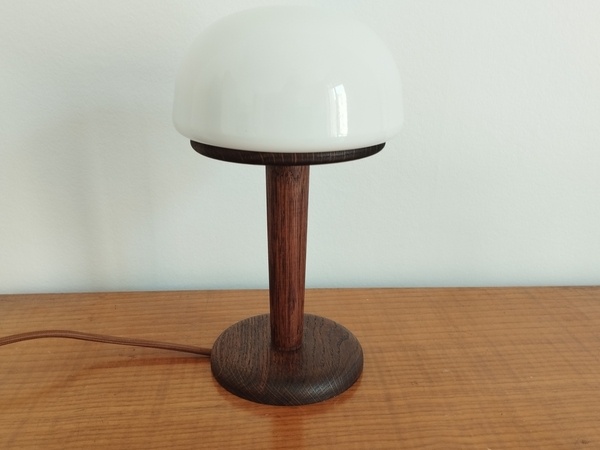 Petite lampe en chêne et applique de récup en opaline