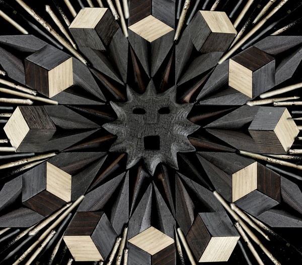 Sculpture et pedalboard en bois brûlé