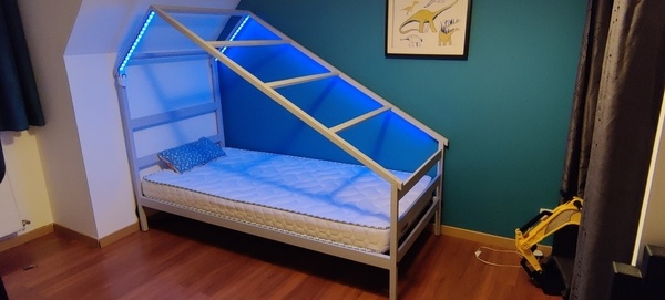 Lit cabane avec leds