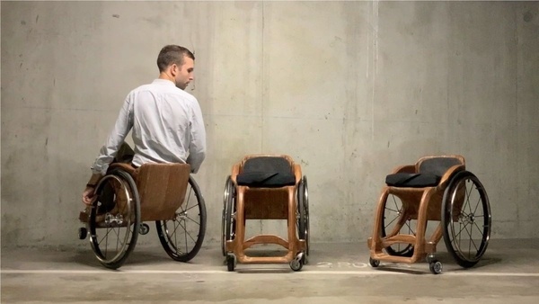Il construit des fauteuils roulants en bois !