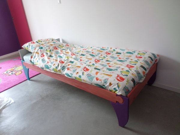 Lit simple enfant avec assemblages puzzle