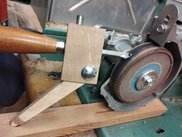 Support d'affûtage de gouges simplifié et re-formage d'une gouge