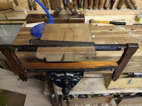 l'entaille utilisée pour affuter une petite scie dite "d'electricien"