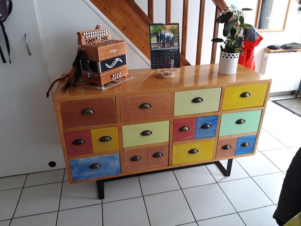Commode multicolore