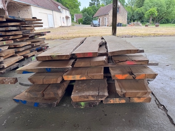 À vendre 90 Plateaux de chêne sec 2,5 ans – 30 à 40/45 mm – Moyennes et Grande
