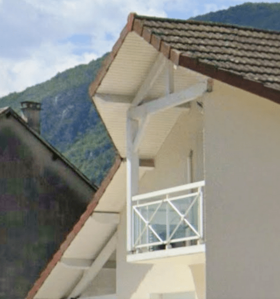 Le poteau qui tient le balcon qui tient le poteau