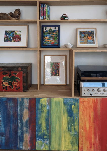 Meuble bibliothèque aux portes artificiellement vieillies en bord de mer!