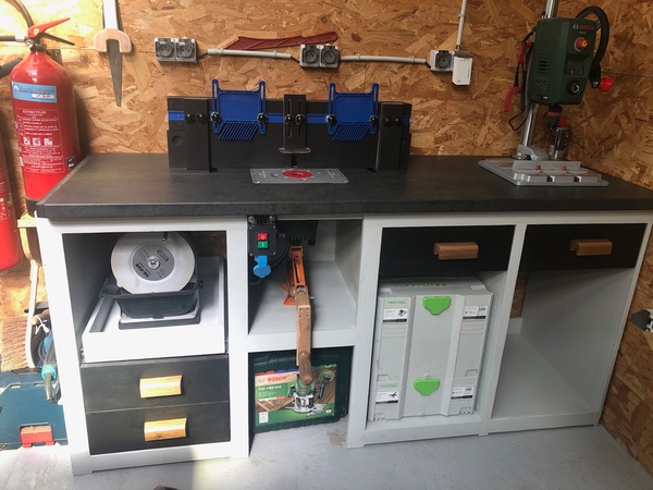 Une autre déclinaison de l'atelier système de Timothy WILMOTS: la défonceuse sous table