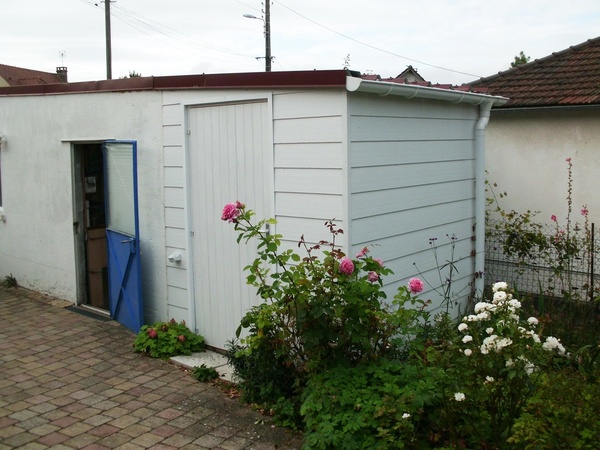 Mon garatelier avec son agrandissement pour abriter les aspirateurs et du bois