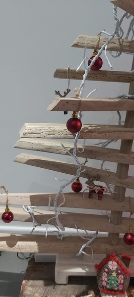 Chutes de bois pour noël en forme de sapin