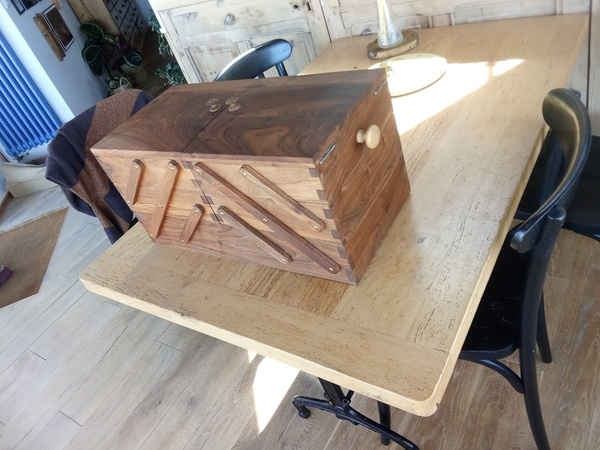 Boîte couturière à queue d'aronde