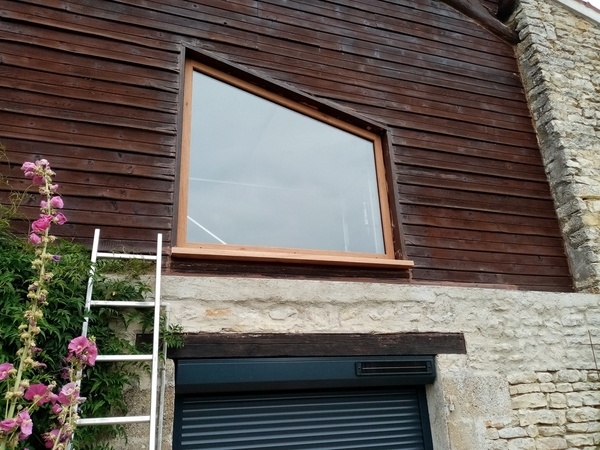 Châssis à pan coupé assemblé par enfourchement avec double vitrage fixé par parcloses à talon