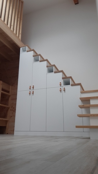 Coin couchage et son escalier-placard