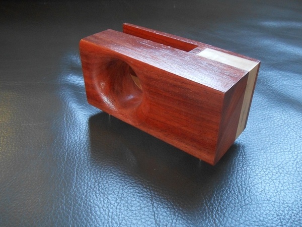 Petit amplificateur pour i-phone en padouk