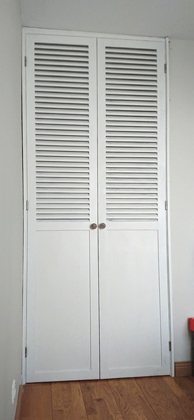 Portes de placard de type persienne