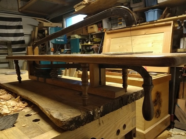 Scie à chantourner manuelle