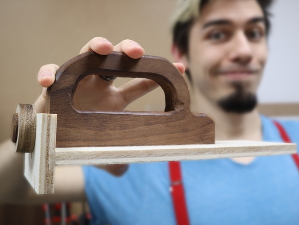 Poussoir de sécurité avec talon ajustable et remplaçable